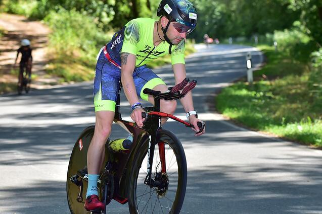 Sebastian David auf dem Fahrrad bei der Datev Challenge Roth