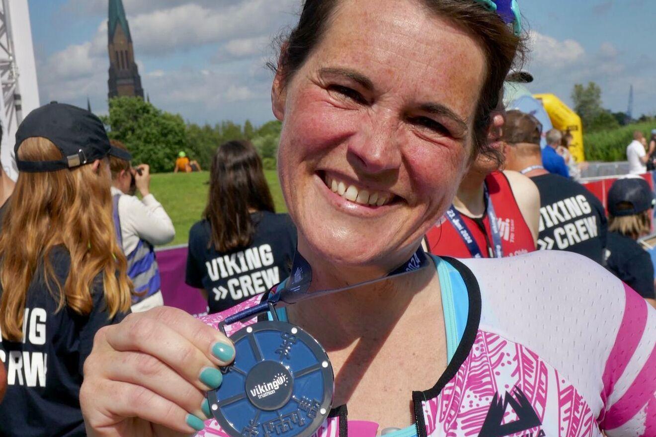 Verena Godersky absolviert Viking Triathlon Verena Godersky präsentiert Urkunde des Viking Triathlons