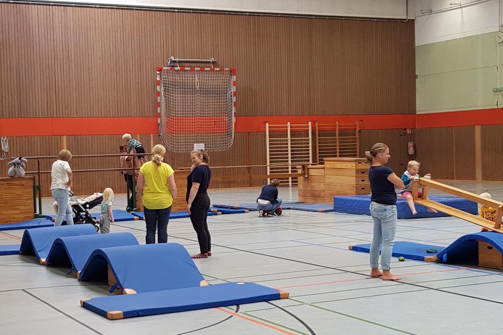 Mini Mäuse Turnlandschaft, in der sowohl Erwachsene zuschauen als Kinder turnen