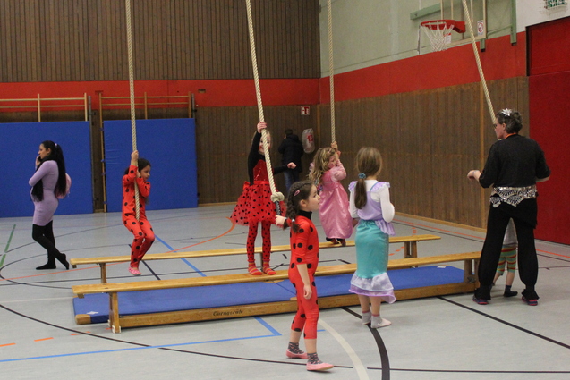 Kost&uuml;mierte Kinder schwingen mit dem Seil