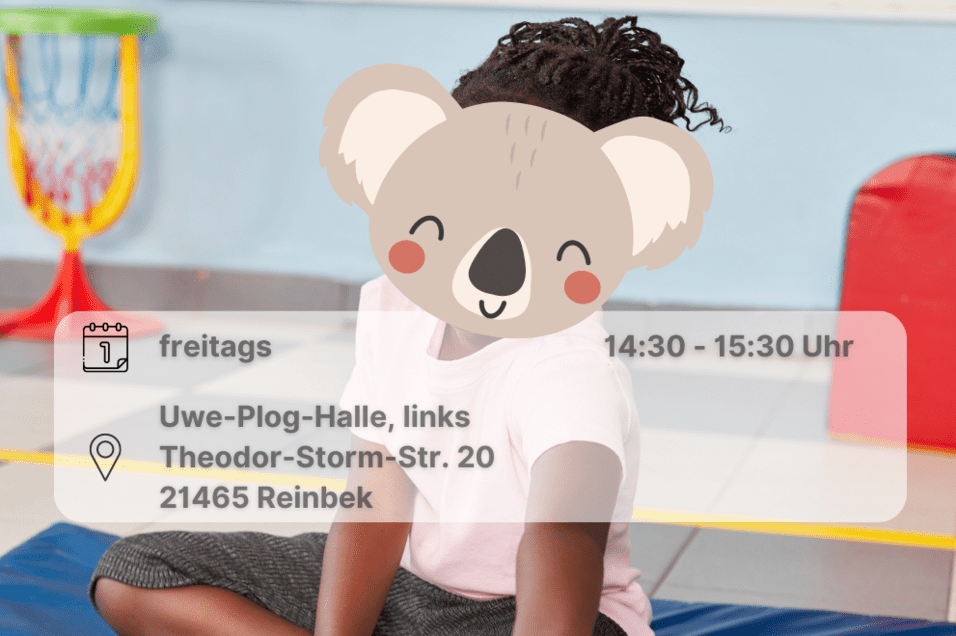 Kind sitzt auf einer Turnmatte. Anstatt seines Gesichts sieht man ein Koalagesicht. Inklusive Orts und Datumsangabe