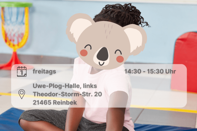 Kind sitzt auf einer Turnmatte. Anstatt seines Gesichts sieht man ein Koalagesicht. Inklusive Orts und Datumsangabe