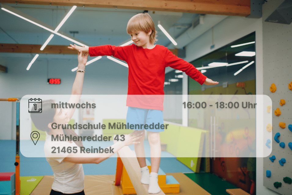 Gerätturnübungsleitung gibt Jungem Hilfestellung beim balancieren auf dem Schwebebalken. Bild enthält Trainingszeit und Ort.