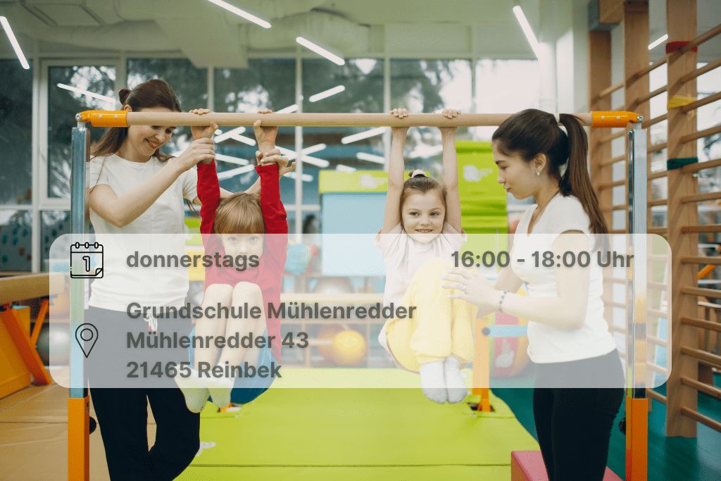 Gerätturntrainer:in 2 Kinder schwingen am selben Reck. Trainerinnen unterstützen sie dabei