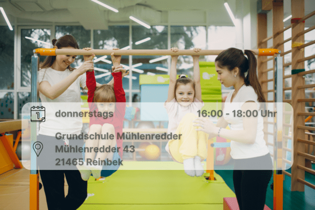 2 Kinder schwingen am selben Reck. Trainerinnen unterstützen sie dabei