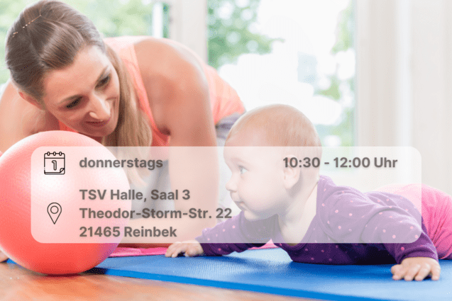 Mama mit Baby und Ball. Inklusive Orts- und Datumsangabe