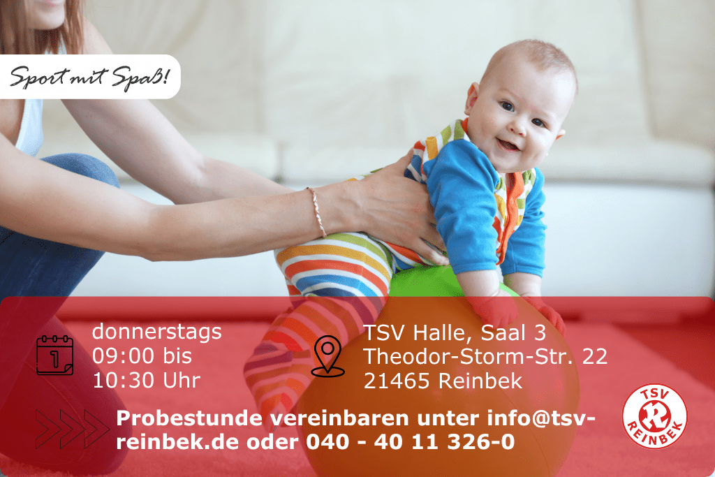 Baby liegt auf gr&uuml;nem Gymnastikstuhl und schaut gl&uuml;cklich in die Kamera. Bild enth&auml;lt Orts- und Datumsangabe