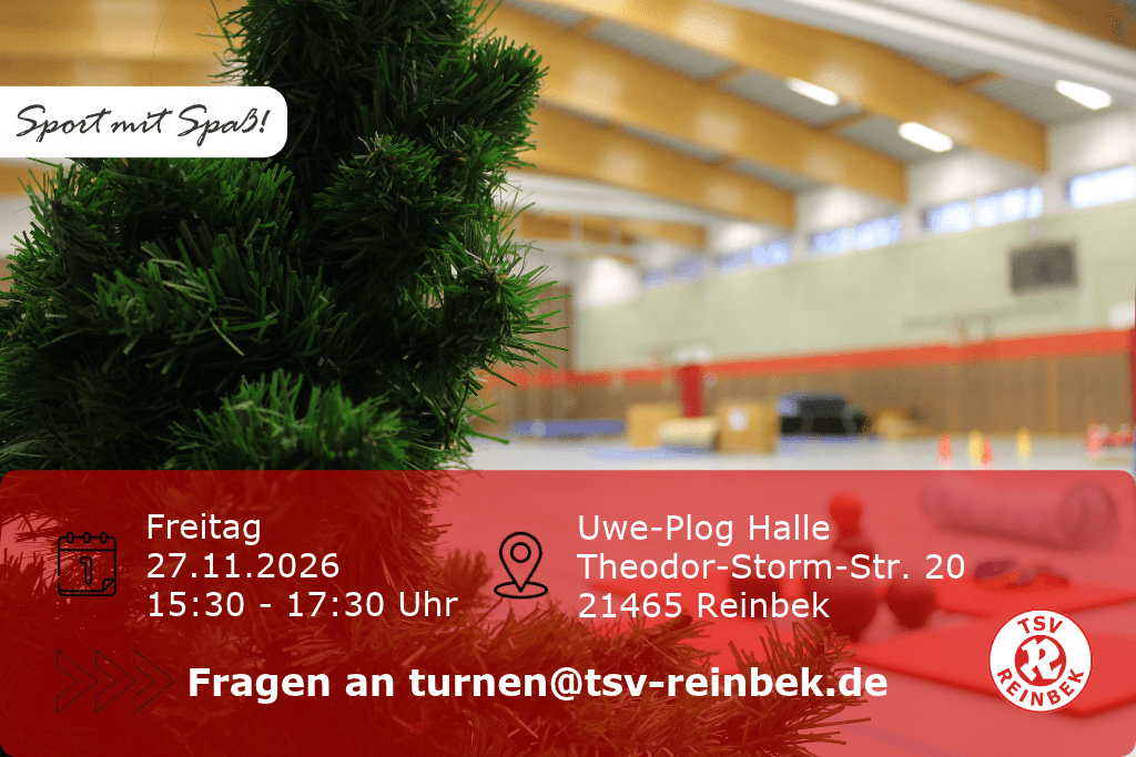 Weihnachtsturnen künstlicher Tannenbaum steht in einer Turnhalle. Die Turnhalle ist im Hintergrund. Bild enthält Orts- und Datumsangabe
