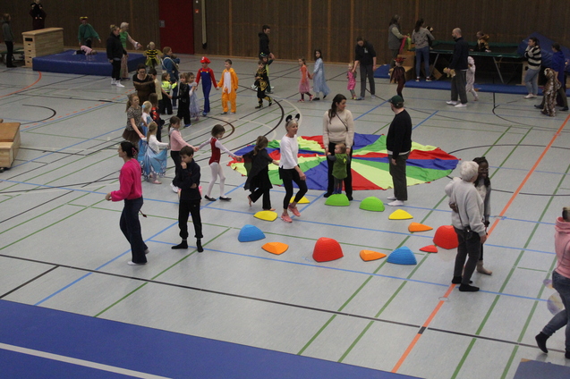 Polonaise der Faschingsturnen-Teilnehmer in der Uwe-Plog-Halle