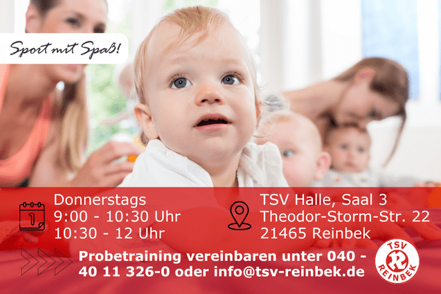 Babys und Eltern sitzen. Ein Baby im Fokus der Kamera schaut &uuml;ber die Kamera r&uuml;ber. Enth&auml;lt Orts- und Datumsangabe