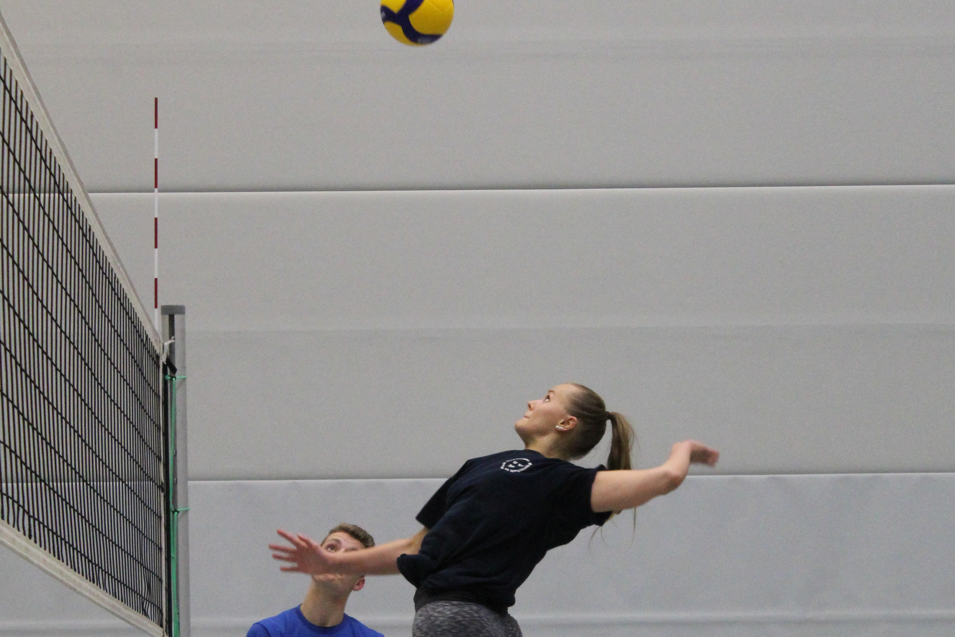 Volleyballspielerin mit Schmetterball in die andere Hälfte