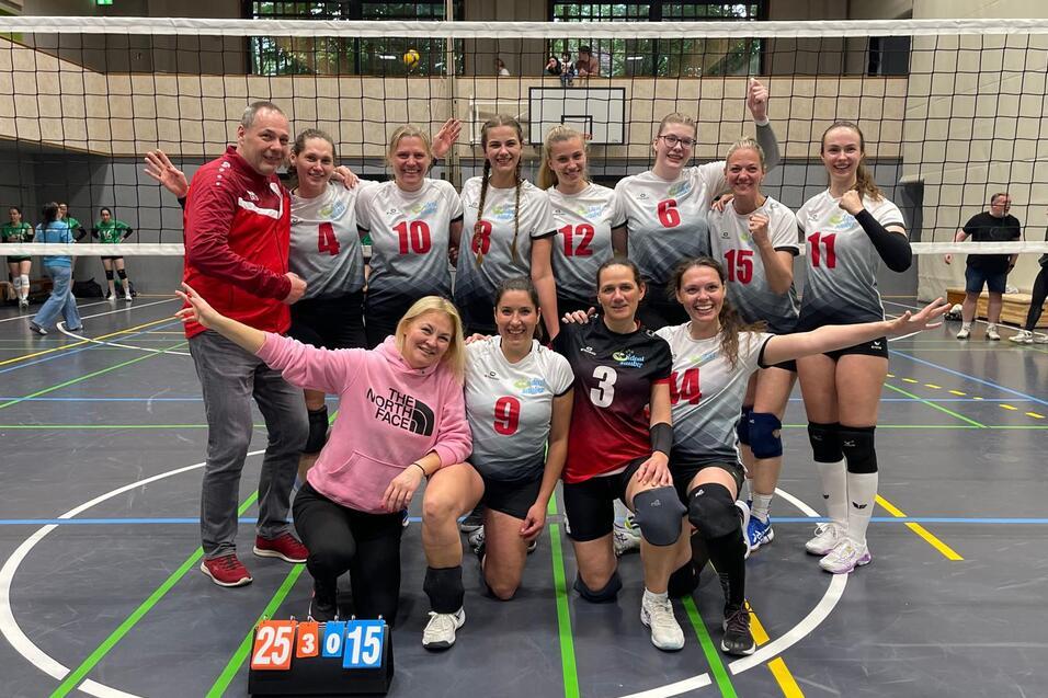 1. Damen feiern Klassenerhalt In zwei vertikalen Reihen feiern die 1. Damen den Klassenerhalt