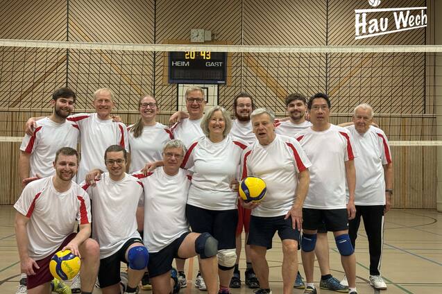 Gruppenfoto der Volleyballmannschaft "Hau Wech"!
