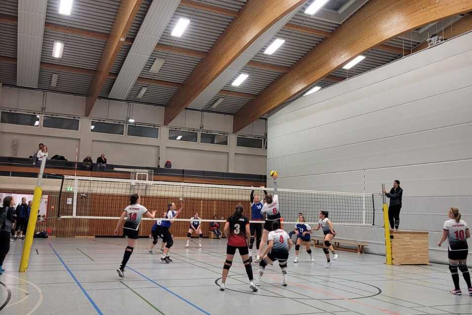 1. Damen Spielszene Spielszene der 1. Damen bei der eine Angreiferin zum Schlag hochspringt