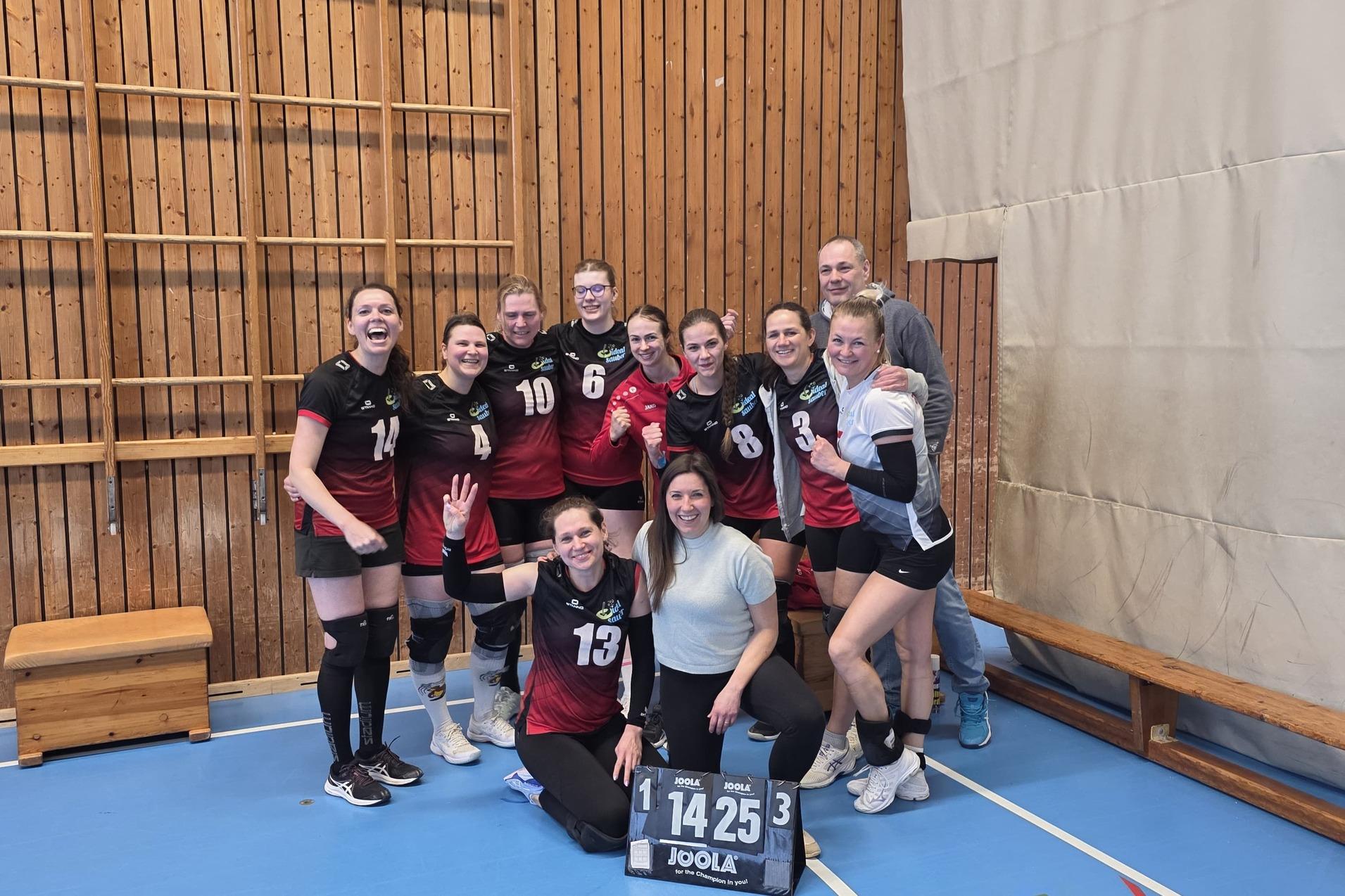 Teamfoto der 1. Damen mit Siegerpose vor der Anzeigetafel des Spielstandes