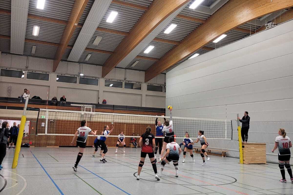 Spielszene der 1. Damen bei der eine Angreiferin zum Schlag hochspringt