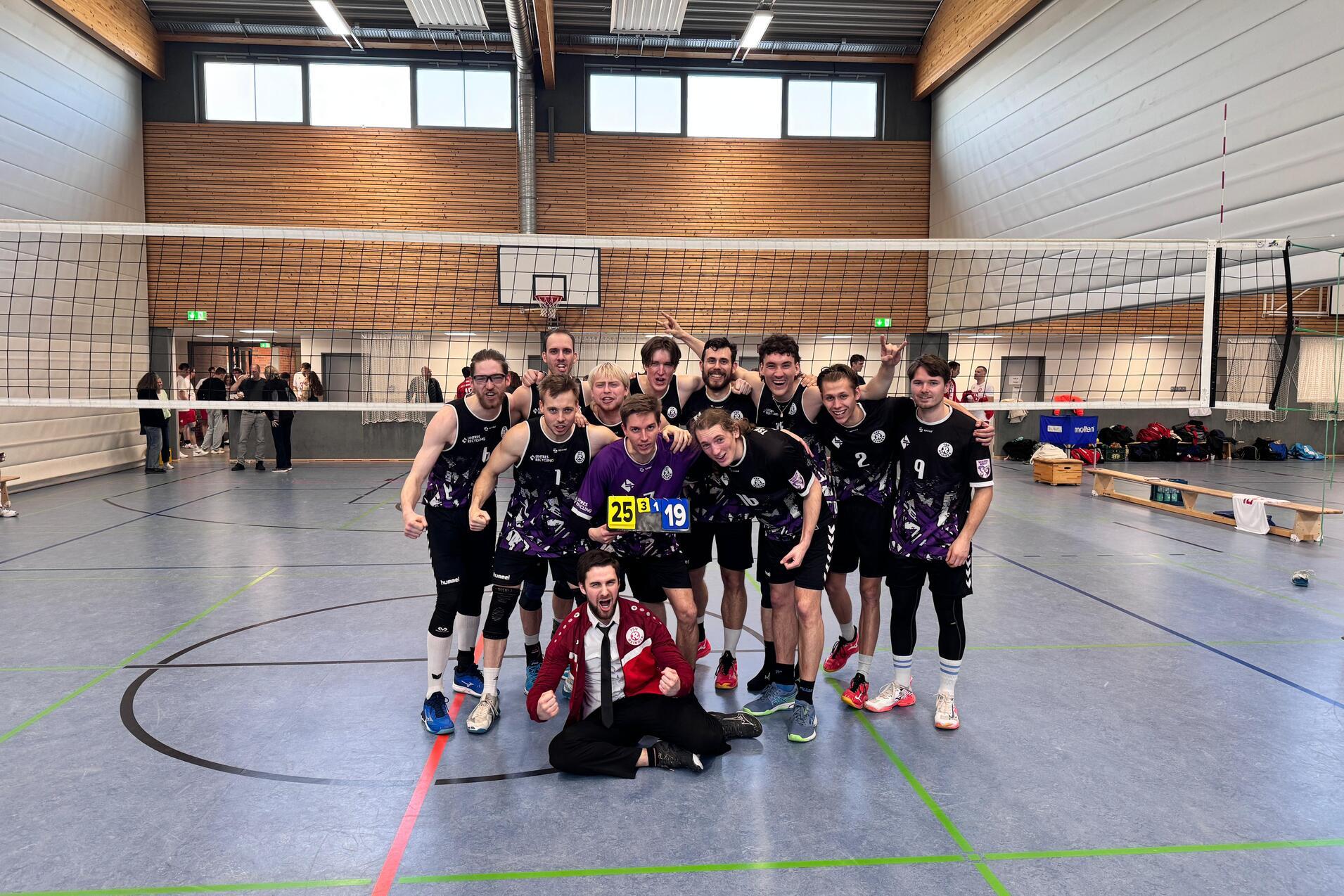 Mannschaftsfoto 1. Herren Mannschaftsfoto der 1. Herren in Jubelpose mit Anzeigetafel