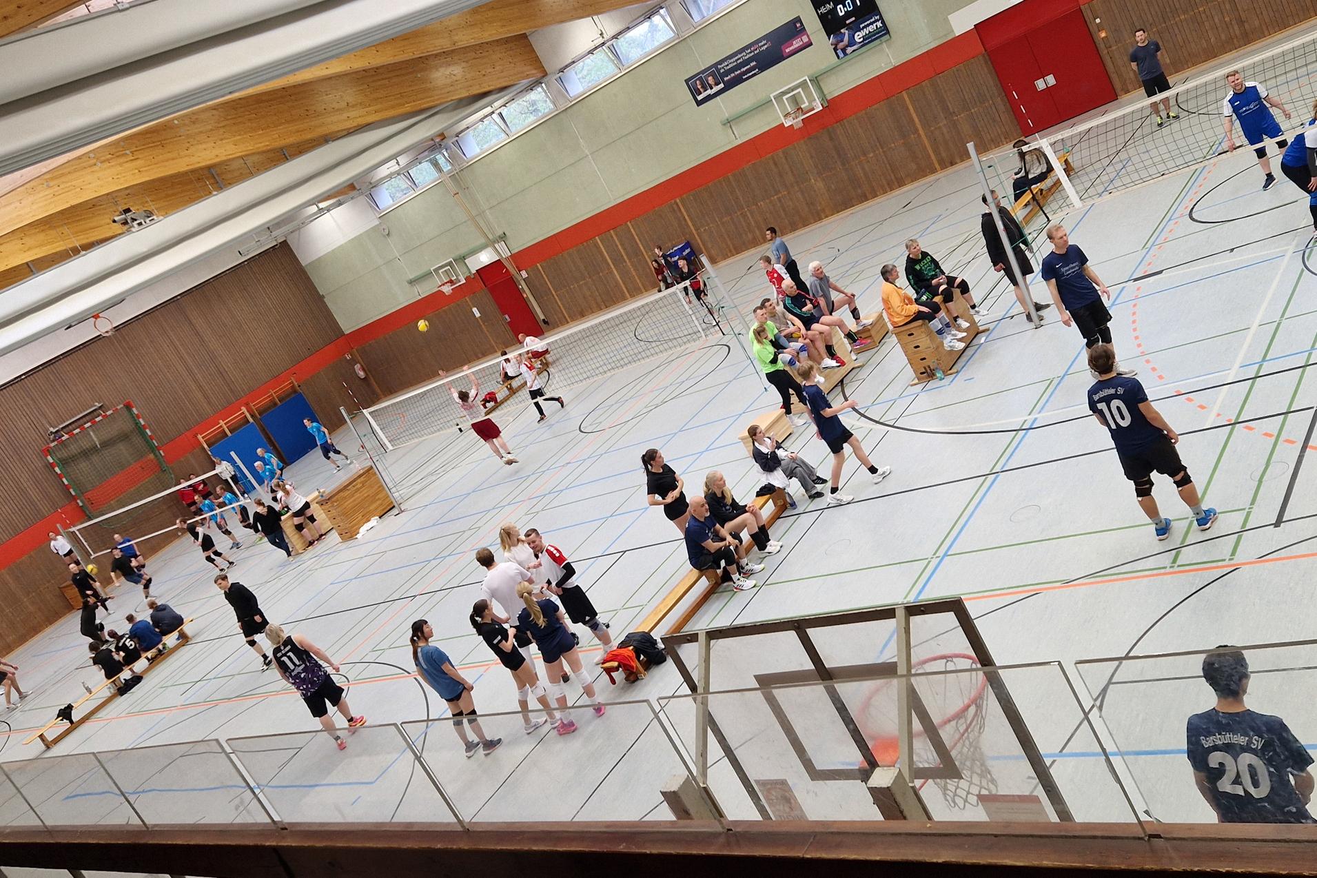 Teilnehmer an der langen Nacht des Volleyballs befinden sich in der Uwe-Plog-Halle. Viele Spieler betreiben aktives Volleyballspielen