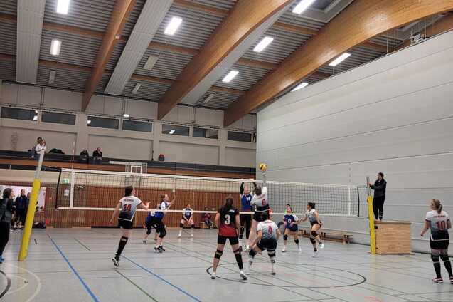 Spielszene der 1. Damen bei der eine Angreiferin zum Schlag hochspringt