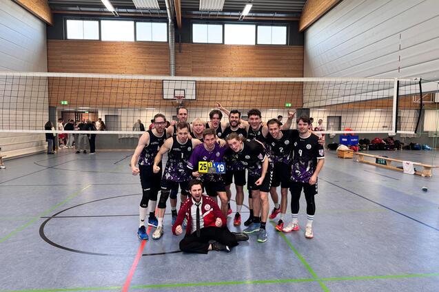 Mannschaftsfoto der 1. Herren in Jubelpose mit Anzeigetafel