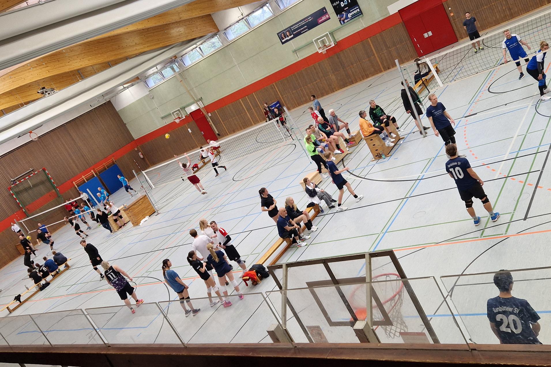 Teilnehmer an der langen Nacht des Volleyballs befinden sich in der Uwe-Plog-Halle. Viele Spieler betreiben aktives Volleyballspielen