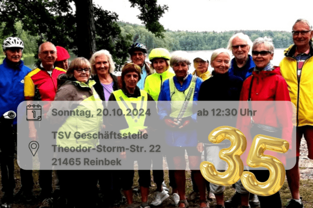 Gruppenfoto von Personen, die sich vor einem Baum und einem See aufgereiht haben. Inklusive einer gelben 35 im Bild sowie Angebe eines Ortes und eines Datums