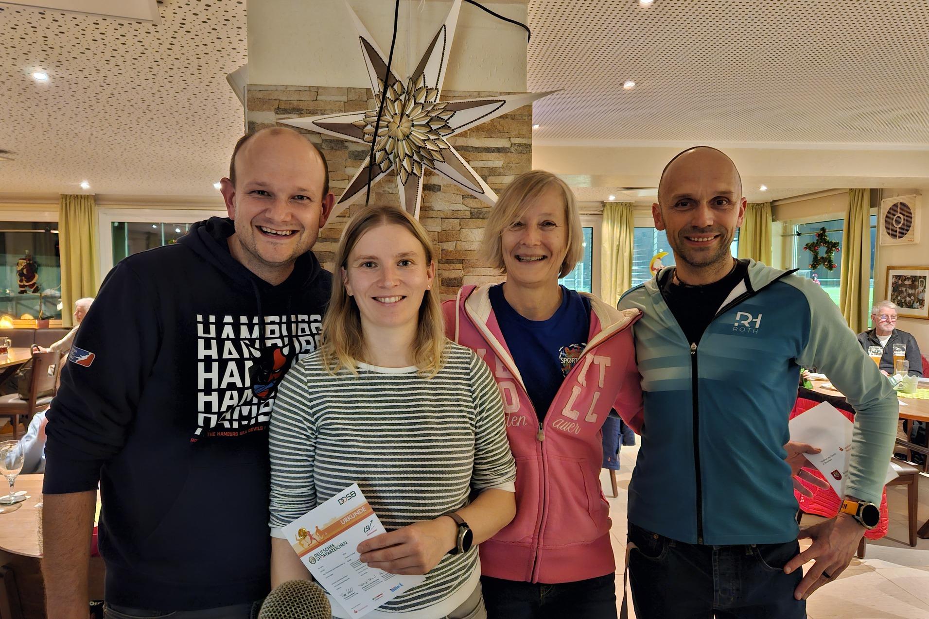 Unser Sportabzeichen Prüferteam bei der Verleihung der Sportabzeichen Unser Sportabzeichen Prüferteam bei der Verleihung der Sportabzeichen (v.l. Björn Korbel, Susann Korbel, Anja Neukirch und Sebastian David)