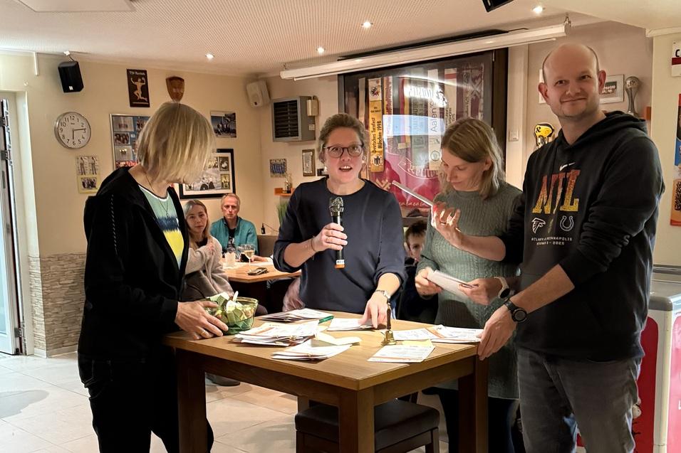 Sportabzeichen-Verleihung 2025 Das Prüferteam um Susann Korbel, Björn Korbel, Anja Neukirch und Anne Heyn verlesen stehen vor dem aufgebauten Tisch mit den Urkunden die Namen zur Verleihung des Sportabzeichens.