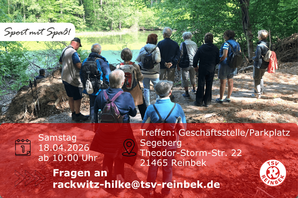 Seniorengruppe steht im Wald und guckt auf einen See hinunter. Bild enth&auml;lt Orts- und Datumsangabe