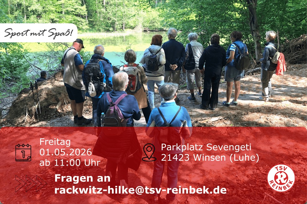 Seniorengruppe steht im Wald und guckt auf einen See hinunter. Bild enth&auml;lt Orts- und Datumsangabe