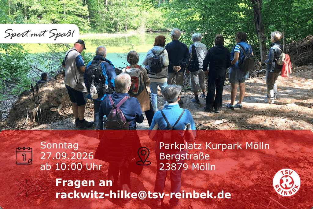 Seniorengruppe steht im Wald und guckt auf einen See hinunter. Bild enth&auml;lt Orts- und Datumsangabe