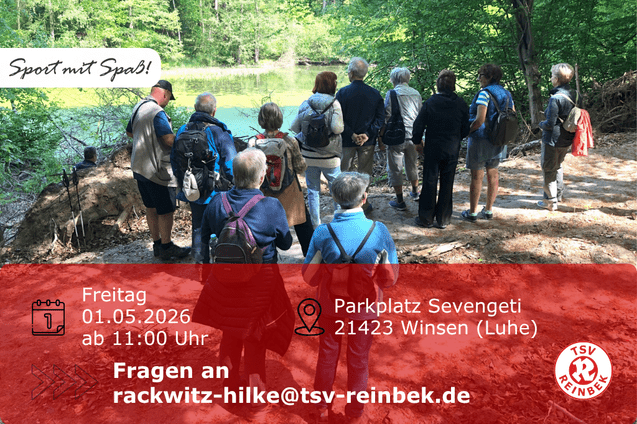 Seniorengruppe steht im Wald und guckt auf einen See hinunter. Bild enth&auml;lt Orts- und Datumsangabe