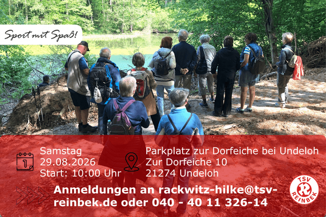 Seniorengruppe steht im Wald und guckt auf einen See hinunter. Bild enth&auml;lt Orts- und Datumsangabe
