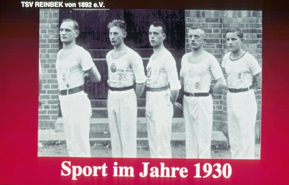 M&auml;nner im Turnanzug gucken streng seitlich an der Kamera vorbei