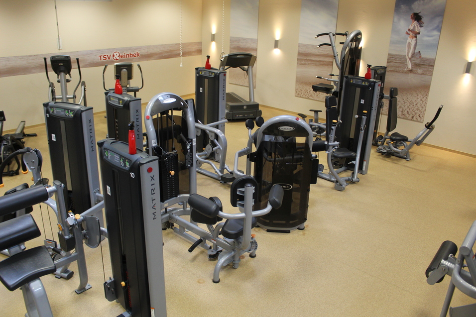 Diverse Fitnessger&auml;te stehen in dem Raum