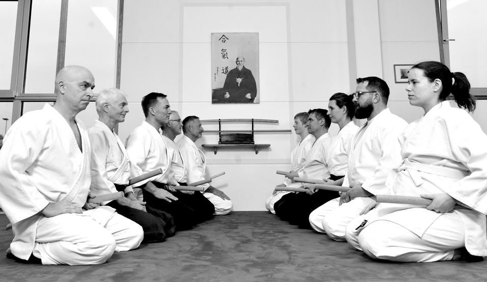Aikidokas sitzen sich kniend gegen&uuml;ber