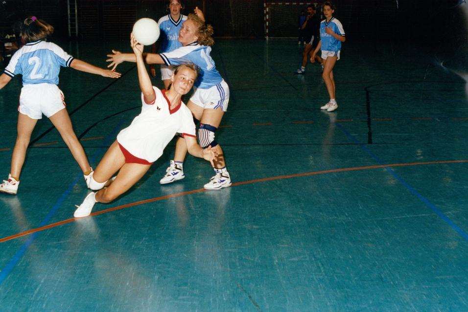 Spielerin der TSV Reinbek wirft auf das gegnerisch Tor