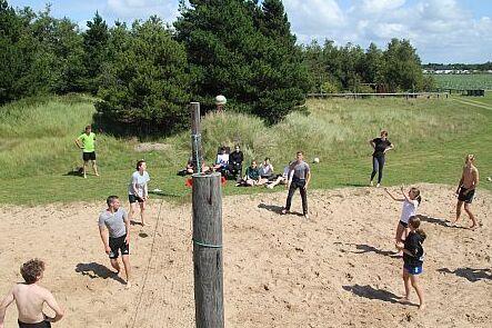 TeilnehmerInnen der Jugendreise spielen Beachvolleyball.