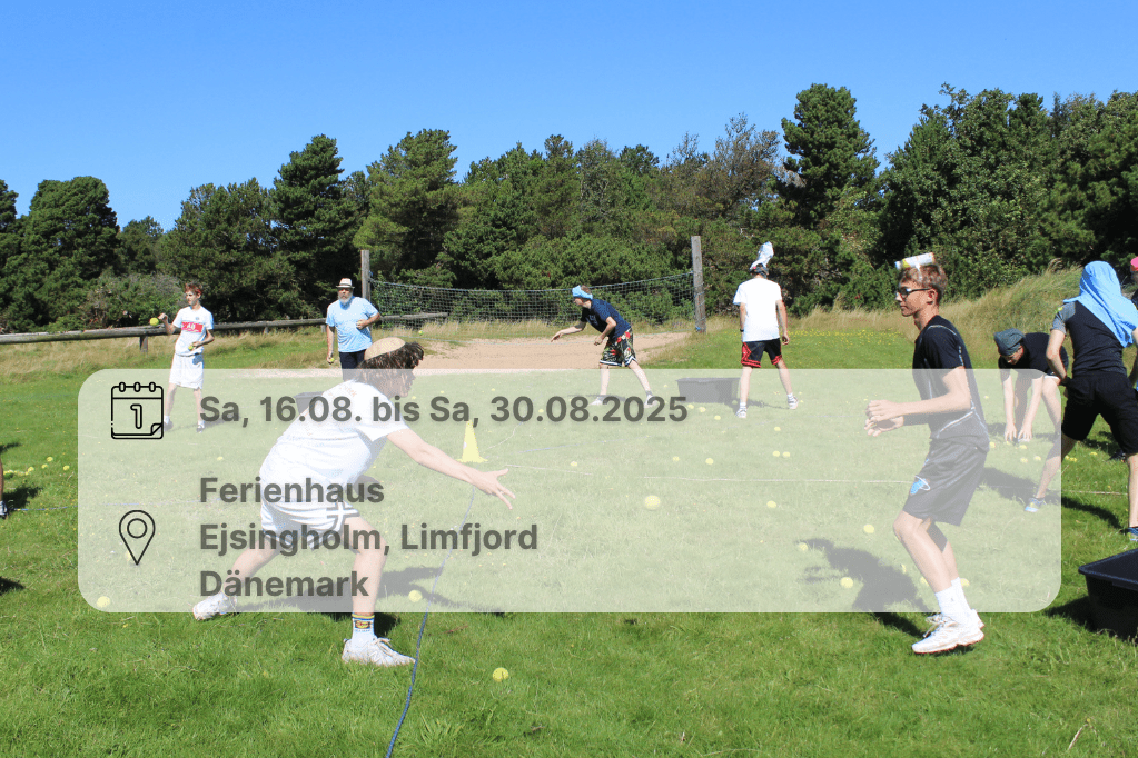Teilnehmer der Jugendreise werfen sich im Kreis Tennisbälle zu inklusive Datumsangabe..