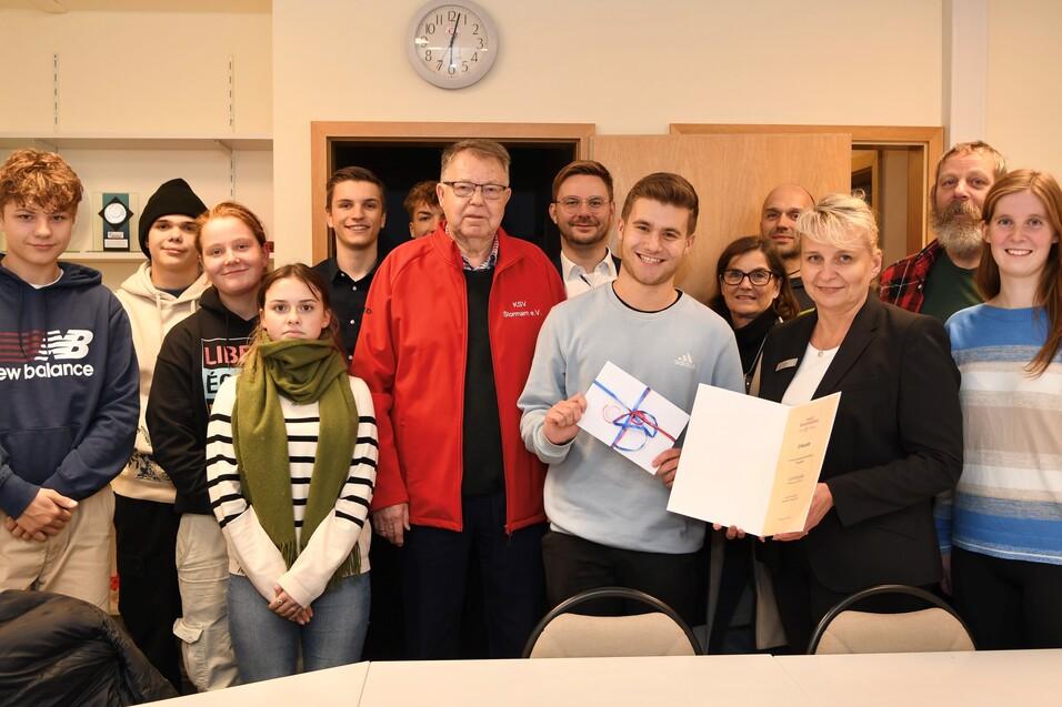 Luis Kurpjuhn ist moin Vereinsheld - November 2024 Gruppenfoto mit Luis Kurpjuhn in der Mitte bei der Verleihung der Auszeichnung zum Vereinsheld des Monats. Neben ihm stehen Mitglieder der Vereinsjugend, des Kreissportverbandes Stormarn und der Sparkasse Holstein.
