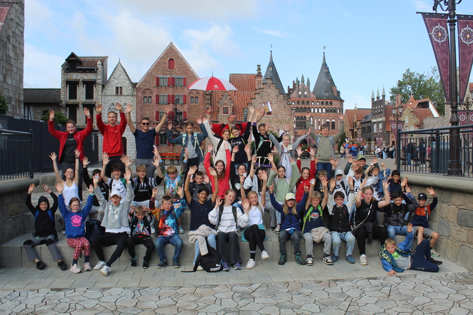 Gruppenfoto der Zeltlagerteilnehmer- und Betreuer im Hansa Park