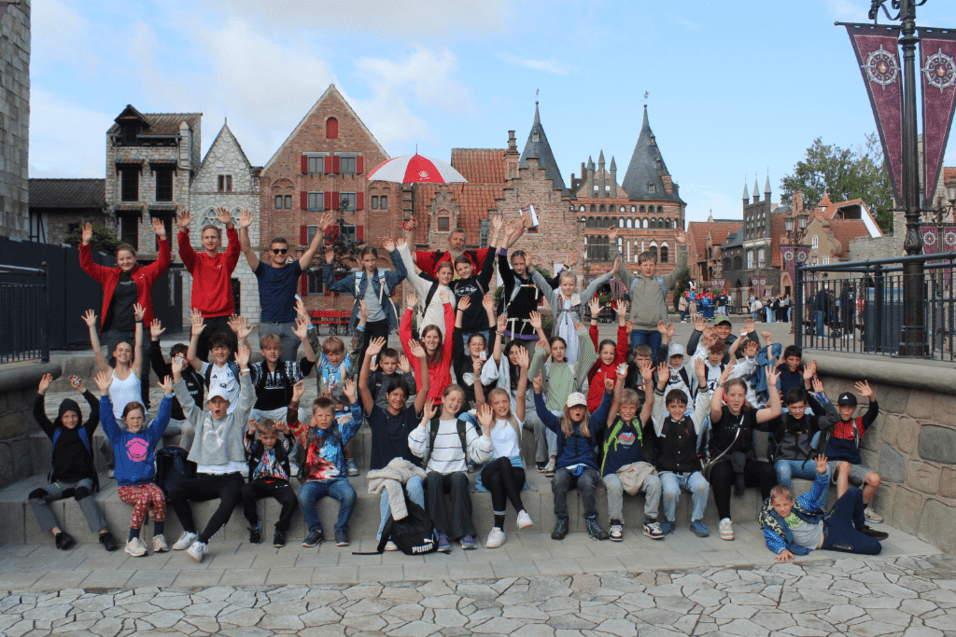 Gruppenbild des Zeltlagers 2025 Gruppenfoto der Teilnehmer und Betreuer desw Zeltlagers im Hansapark. Alle strecken ihre Hände in die Luft