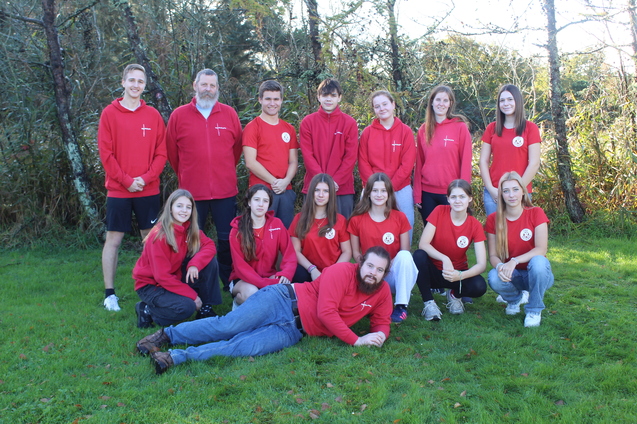 Die Mitglieder Vereinsjugend stehen zum Gruppenfoto auf einer Wiese vor B&auml;umen.