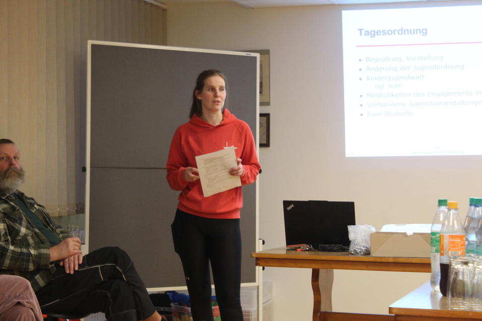 Ressortleiterin f&uuml;r Jugend Svea Bokeloh referiert auf der Jugendversammlung