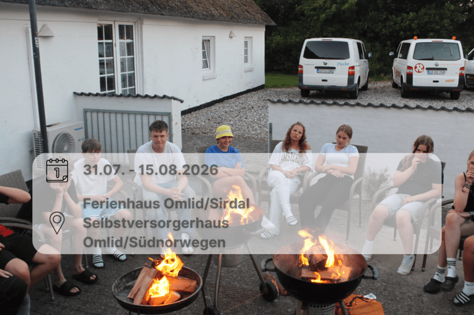 Jugendreise 2026 Jugendliche sitzen am Lagerfeur. Inklusive Orts- und Datumsangabe der Jugendreise 2026
