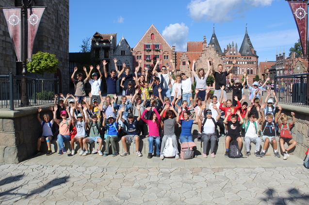 Teilnehmer und Betreuer machen ein Gruppenfoto im Hansapark
