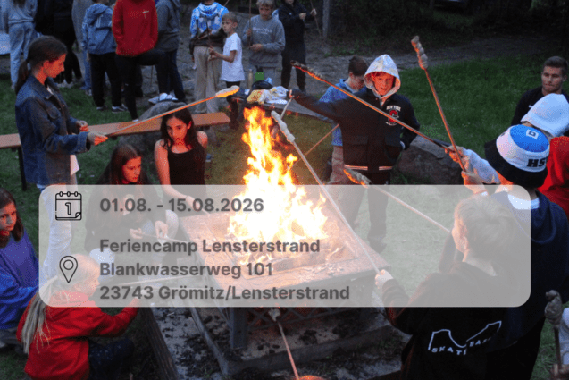 Kinder sitzen um ein Lagerfeuer herum und backen Stockbrot. Inklusive Orts- und Datumsangabe des nächsten Zeltlagers